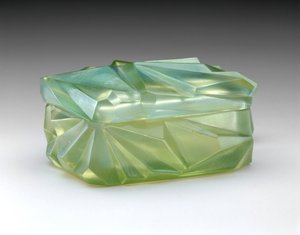 "Ruba Rombic" cigarettlåda, ca. 1929 (opaliserande glas) av Reuben Haley