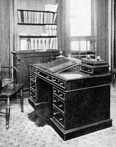 Stol och skrivbord av Charles Dickens, använd på Gadshill, 1923.