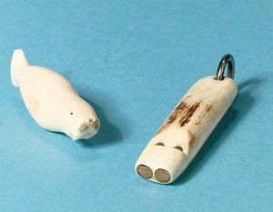 Modell av en valross och en visselpipa av Roald Engelbergt Gravning Amundsen