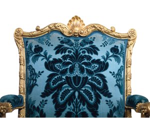 En av ett par George III fåtöljer i förgyllt trä av Robert Adam