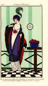 Kvinna i vit charmeuse satinklänning med violett chiffongtunika trimmad med skunkpäls, cape av etruskisk sammet. Vit charmeuse klänning med lila siden-muslintunika broderad med grönt och kantad med skungs, etruskisk sammetsmantel. Handfärgad av Robert Pichenot