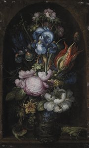 Bukett av blommor i en stennisch
