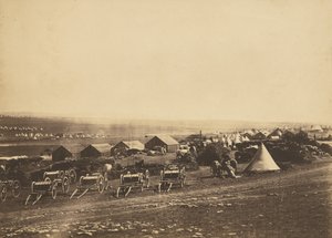 Artillerivagnar, Balaklava i fjärran. av Roger Fenton