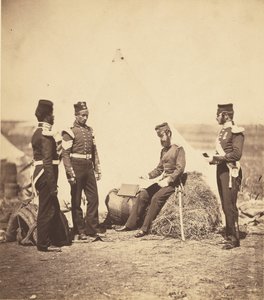 Kapten Walker från 30:e regementet läser allmänna order. av Roger Fenton