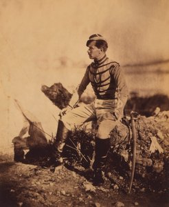 Kapten Thomas, medhjälpare till general Pierre Bosquet, sittande helbildsporträtt i uniform med svärd, Krimkriget, Krim, Ukraina av Roger Fenton