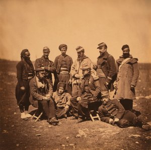 franska general Cisse och grupp officerare och soldater, porträtt i olika stilar av uniformer; a Zouave står till vänster, Krimkriget, Krim, Ukraina av Roger Fenton