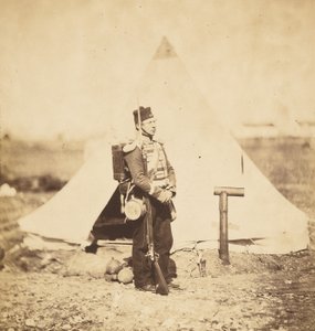 Menig i full marschutrustning av Roger Fenton