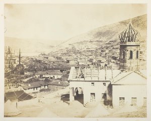 Den ryska kyrkan och staden Balaklava av Roger Fenton
