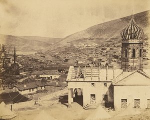 Den ryska kyrkan och staden Balaklava av Roger Fenton