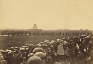 Provar geväret innan drottningens ankomst. av Roger Fenton