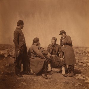 Två franska soldater som står bredvid tre zouavsoldater som sitter och röker, Krimkriget, Krim, Ukraina av Roger Fenton