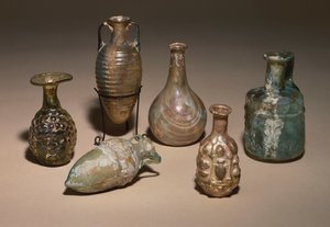 En grupp delikata romerska kosmetikaflaskor av blåst och formblåst glas, 1:a århundradet e.Kr. av Roman