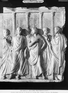 En grupp senatorer utanför Jupiters tempel (marmor) (se 261376 och 261377) av Roman
