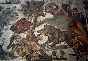 En jägare sårar attack av en galt, en av hans följeslagare stöter bort djuret med sitt spjut, detalj av "Det lilla jaktpartiet", 315-350 av Roman