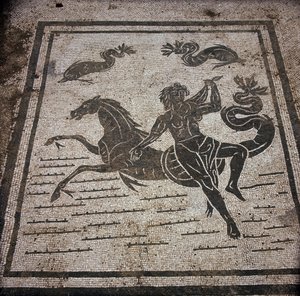 Forntida Ostia (Ostia). Place des Corporations. Mosaik av Sabratha Seafarers Corporation. En nymf och en marinhäst. av Roman