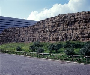 Antika Rom, arkaisk period: utsikt över ruinerna av den serbiska muren (murmålning serbisk), första inhägnad av staden Rom, byggd syster kung Servius Tullius. 600-talet f.Kr. Italien av Roman