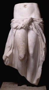 Afrodite håller i sina plagg, från Tripoli, c.370-24 f.Kr. (marmor) av Roman