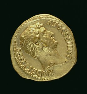 Aureus (framsidan) av Hadrianus (117 e.Kr.-138 e.Kr.) barhuvad. (guld) Inskription: HADRIANVS AVGUSTVS (för baksidan se 119153)