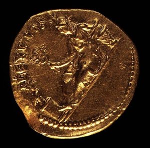 Aureus (omvänd) präglad av Hadrianus (AD 117-AD 138) föreställande AEGYPTOS (Egypten) liggande vänster. (guld) Inskription: AEGYPTOS (för framsidan se 119152) av Roman