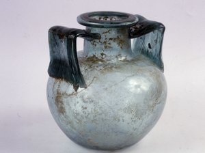 Blå glasurna med räfflade handtag. av Roman