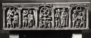 Kristen sarkofag dekorerad med scener av Kristi passion inklusive arresteringen och Kristus före Pontius Pilatus, från katakomberna i St. Domitilla (marmor) (s/v foto) av Roman