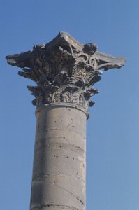 Kolonn med korintisk huvudstad från nymfaeum, romersk, 2:a århundradet av Roman