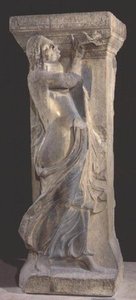Dekorerad stenpelare med en bacchante som spelar dubbelflöjt, kopia av ett hellenistiskt original från Thessalonika av Roman