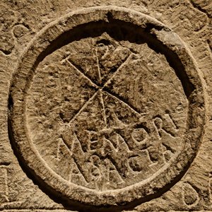 Detalj från en altarsten som visar en förkortning för Jesu Kristi namn, Nordafrika, ca 300-talet e.Kr. av Roman