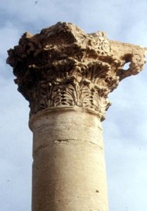 Detalj av en korintisk kolumn och huvudstad, romersk, 2:a århundradet (foto) av Roman