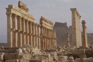 Den tidigaste delen av den pelargångsgata som bildar stadens huvudaxel, leder till Qalaat Ibn Maan, ett arabiskt slott från 1600-talet, byggt under första hälften av 200-talet av Roman