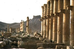 Den tidigaste delen av den pelargångsgata som utgör huvudaxeln till staden, som leder till ett begravningstempel och Qalaat Ibn Maan, ett arabiskt slott från 1600-talet, byggt under första hälften av 200-talet (foto) av Roman
