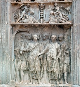 Kejsar Trajanus (Traianus eller Trajanus) (53-120) går till forumet när han återvände från Tyskland år 99 e.Kr. av prefekten av staden Rom. Låg lättnad. Benevento, Arco Trajan ©Luisa Ricciarini/Leemage av Roman