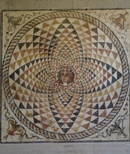 Geometrisk mosaik med Dionysos i mitten, upptäckt i romersk villa i Korinth, Grekland, romersk civilisation, andra hälften av 200-talet - början av 300-talet e.Kr (mosaik) av Roman