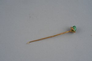 Hårnål (guld och smaragd) av Roman