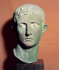 Huvud från en fullängdsstaty av kejsar Augustus (63 f.Kr.-14 e.Kr.) hittat nära ett tempel för seger i Meroe i Sudan, ca 30-25 f.Kr. (brons)