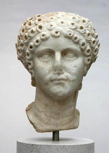 Huvudet på en kvinna, möjligen Agrippina Minor, ca 50 e.Kr. (marmor) av Roman