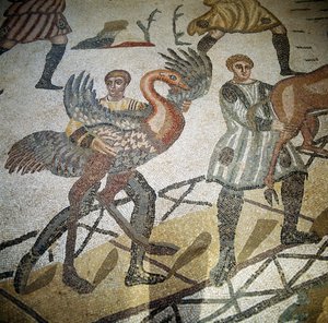 Jägare lastar struts på ett skepp, detalj från golvet i den stora jakten, Villa Romana del Casale Piazza Armerina, Sicilien (mosaik) av Roman