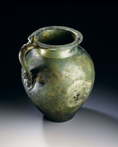 Stor vinkanna med dekorerat handtag, från den romerska platsen i Newstead, Melrose, sent 1:a århundradet e.Kr. (brons) (se 193006 för detaljer) av Roman