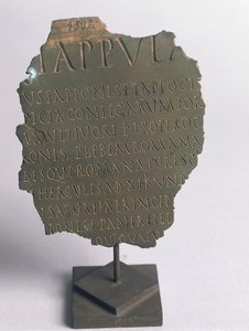 Lex Tappula, fragment av satirisk lag utarbetad av gemytlig krets från Vercelli, parodi skriven i samma form som romerska folkomröstningslagar, som ingår i leges conviviales som överlämnades av Festo, brons, romersk civilisation av Roman