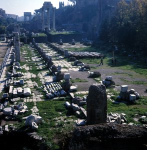 Plats där basilikan Giulia startade av Cesar omkring 54 f.Kr. och slutade av Augustus (Octavian eller Octavian) (63 f.Kr. - 14) - Forum Romanum, Rom av Roman
