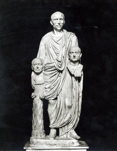 Lucius Junius Brutus håller byster av sina förfäder (marmor) (s/v foto) av Roman