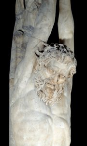 Marsyas plåga hänger från en tallstam. Detalj. Marmorskulptur från slutet av 3:e-början av 200-talet f.Kr. Sön 2,5 m Paris, Louvren av Roman