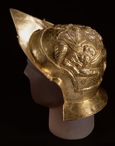 Paradhjälm, föreställande amoriner i en stridsvagn, från den romerska platsen i Newstead, Melrose, sent 1:a århundradet e.Kr. (mässing) av Roman