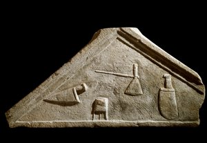 Pediment dekorerad med knivar och slaktarföremål av Roman