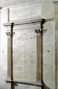 Plaquet av Triumphal och Consular Fastes. Kejsar Augustus period. 27 f.Kr.-14 e.Kr. Rom, Musei Capitolini - Registreringsskylt för den romerske kejsaren Augustus (27 f.Kr.-14 e.Kr.) konsulära och triumffastiperioden. Musei Capitolini, Rom, Italien av Roman