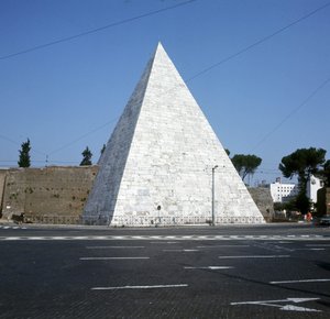 Pyramid of Cestius, Rom av Roman
