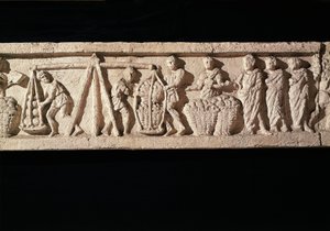 Relief som skildrar staplingen av bröd i korgar och tar dem för vägning. från bagaren Euryaces grav, Porta Maggiore, Rom, ca. 50-20 BC50-20 av Roman