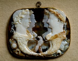 Romersk konst: Onyx camee (Gemma Claudia) dekorerar representationer av kejserliga par Claude (Tiberius Claudius Drusus) (10 f.Kr.-54 e.Kr.) och hans hustru Agrippin den unge (15-59 e.Kr.) (Agrippina minor) (vänster) och Caius Julius Caesar dit Germanicus  av Roman