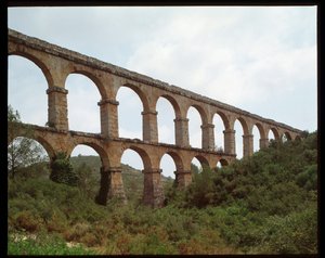 Romersk konst: utsikt över akvedukten i Tarragona (akvedukten av Ferreres eller Pont du Diable) 1:a århundradet, Spanien (romersk konst: utsikt över den romerska akvedukten Pont de les Ferreres (Pont del Diable) Tarragona, Spanien) av Roman