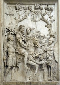 Romerske kejsaren Marcus Aurelius benådar de besegrade fienderna, ca 176-180 (marmorrelief) av Roman